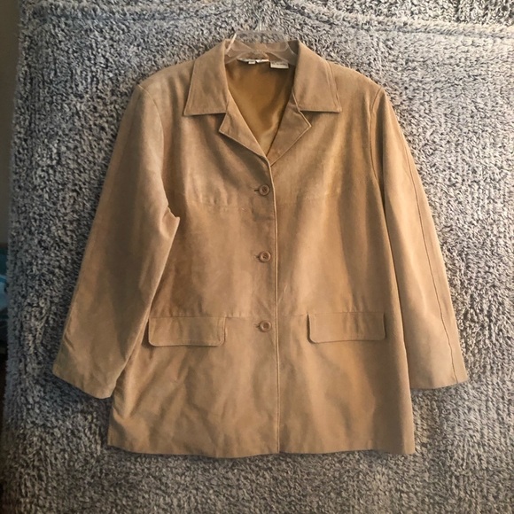 Men’s  Light Suede Tan color in Excellent Used Condition - Picture 3 of 10